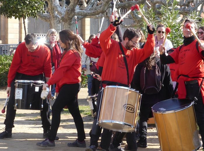 バルセロナ　楽しい祭り　踊る卵